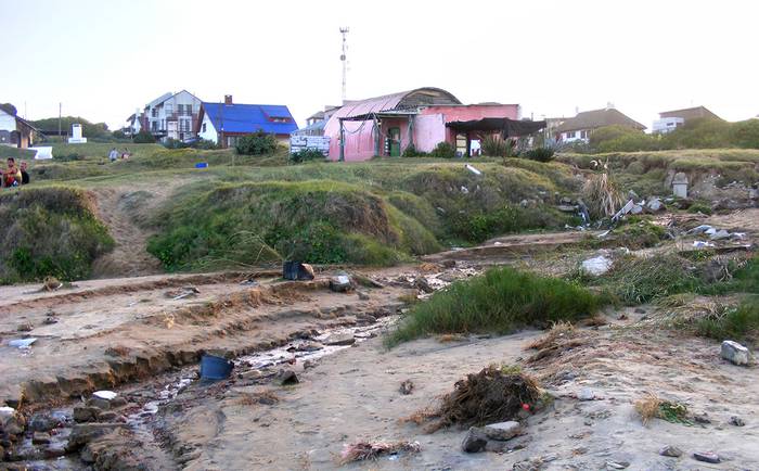 Escombros en la playa El Rivero, Punta del Diablo. Foto: Pablo Limongi
