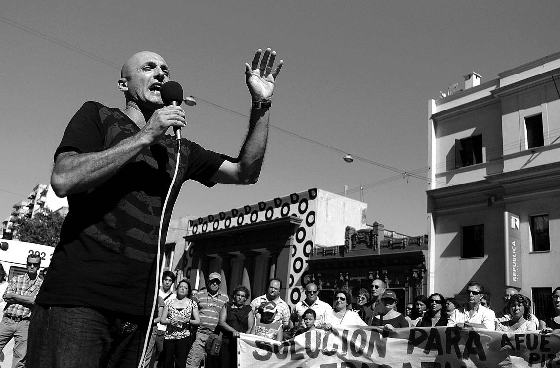 Jorge Bermúdez durante una movilización de la Federación Uruguaya de la Salud (FUS), frente al Ministerio de Salud Pública (MSP). (archivo, enero de 2009) 