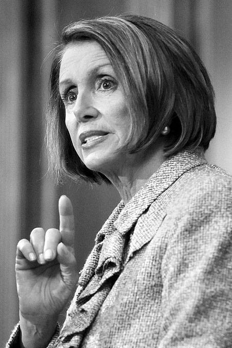 La presidenta de la Cámara de Representantes, Nancy Pelosi, habla con periodistas durante una rueda de prensa para defender la reforma sanitaria del gobierno de Barack Obama, en el Capitolio, en Washington