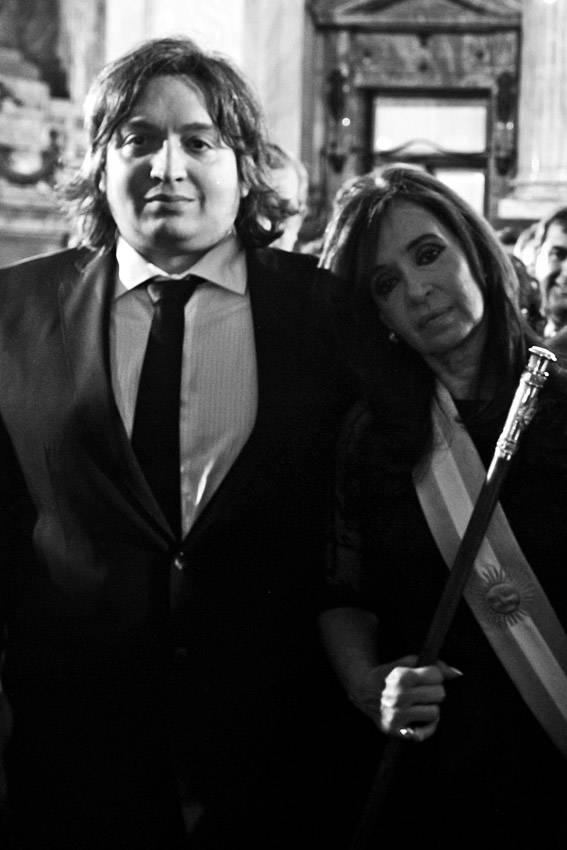 Máximo Kirchner junto a su madre Cristina Fernández cuando ésta asumió su segundo mandato presidencial, el 10 de diciembre de 2011, ante la Asamblea Legislativa. / Foto: s/d de autor, Presidencia Argentina