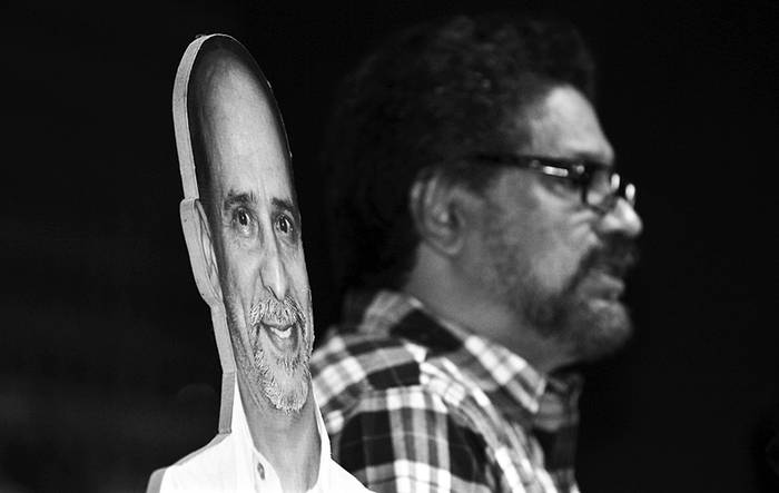 Una imagen del integrante de las FARC preso en Estados Unidos Ricardo Palmera, alias Simón Trinidad, junto al segundo jefe de las FARC, Luciano Marín Arango (d), alias Iván Márquez, el martes 23 de setiembre de 2014, en el Palacio de Convenciones de La Habana (Cuba). / Foto: Alejandro Ernesto, Efe