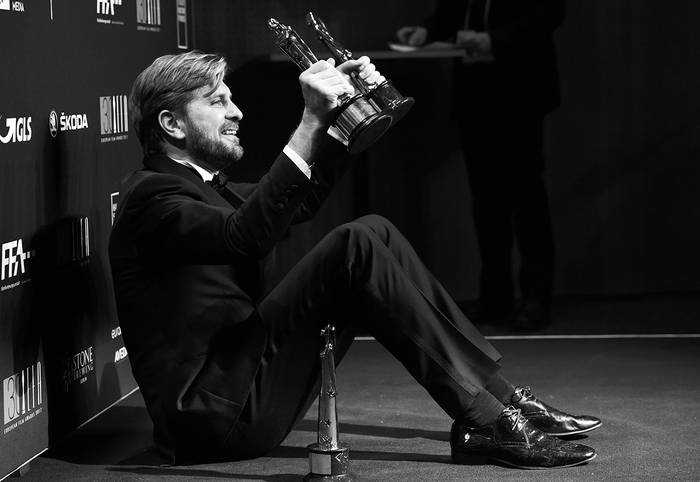 El director sueco Ruben Östlund posa con los premios obtenidos en el Festival de Cine Europeo,
el sábado, en Berlín. Foto: Tobias Schwarz, Afp