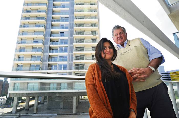 Juan Enrique Inciarte y Victoria García, agentes inmobiliarios de las Torres Nuevocentro. Foto: Federico Gutiérrez