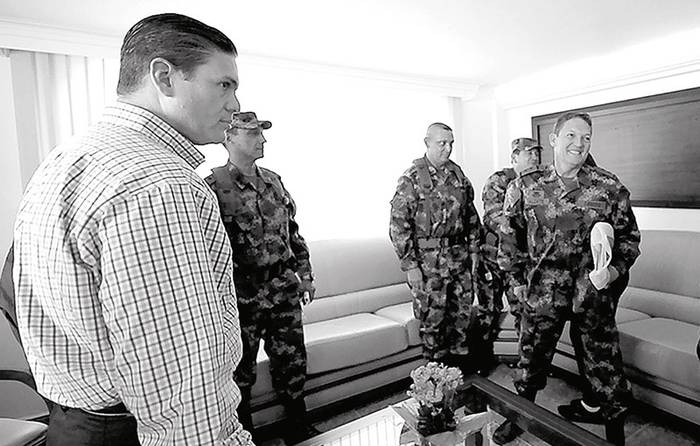 El general Rubén Darío Alzate, a la derecha, y el ministro de Defensa de Colombia, Juan Carlos Pinzón, durante un encuentro con altos mandos militares en la base militar de Rionegro, cercana a la ciudad de Medellín, tras la liberación de Alzate por parte de las FARC. foto: s/d de autor, efe, ministerio de defensa de colombia