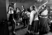 Participantes del concurso de Reina de Villa Soriano e integrantes del grupo de danza folclórica 33 Orientales, de Mercedes, bailan candombe con la banda La Dolores. Foto: Pedro Rincón