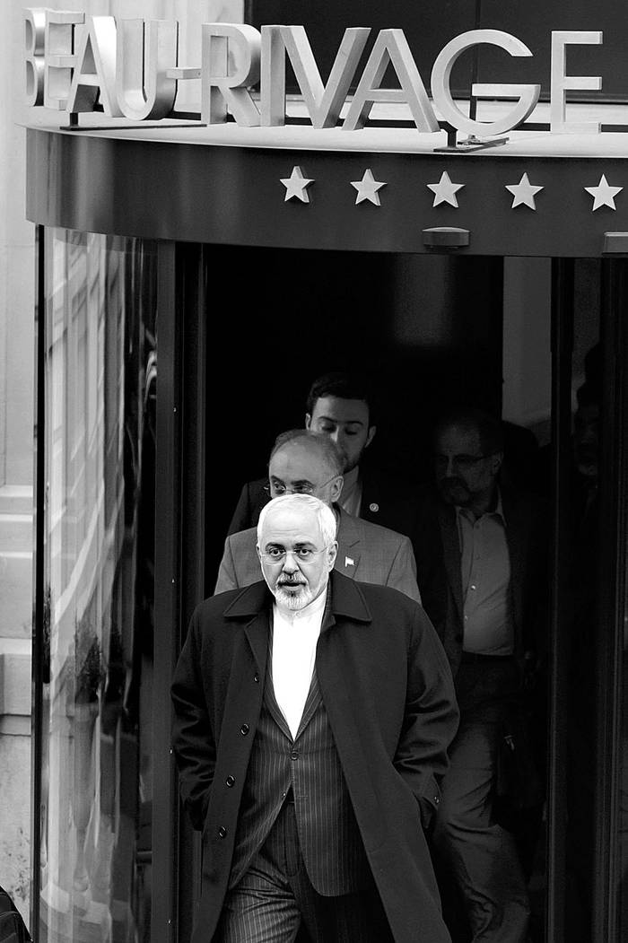 Yavad Zarif, ministro de Exteriores iraní, abandona el hotel Beau-Rivage Palace tras la reunión con el jefe de la diplomacia de Estados Unidos, John Kerry, el 20 de marzo, en Lausana, Suiza. Foto: Laurent Gillieron, Efe