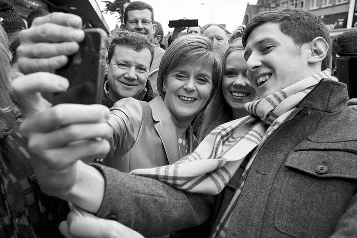 Nicola Sturgeon, independentista escocesa (centro), posa para una selfie con simpatizantes mientras hace campaña electoral, el viernes, en Edimburgo (Reino Unido). Foto: Robert Perry, Efe