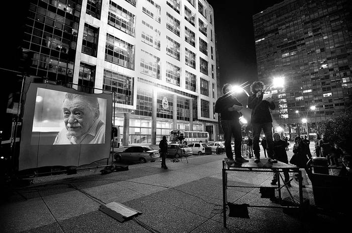 Protesta reclamando actualización de los fondos aportados por el gobierno para el cine nacional, el lunes, en la plaza Independencia.Foto: Federico Gutiérrez