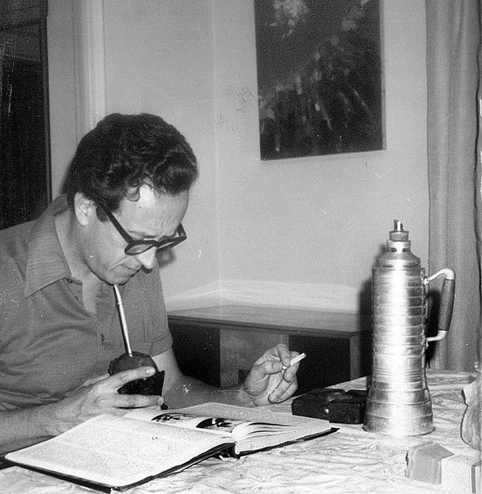 Héctor Galmés en su casa, en abril o mayo de 1978. Foto s/d de Autor, Sadil, Fhce, Universidad de la República