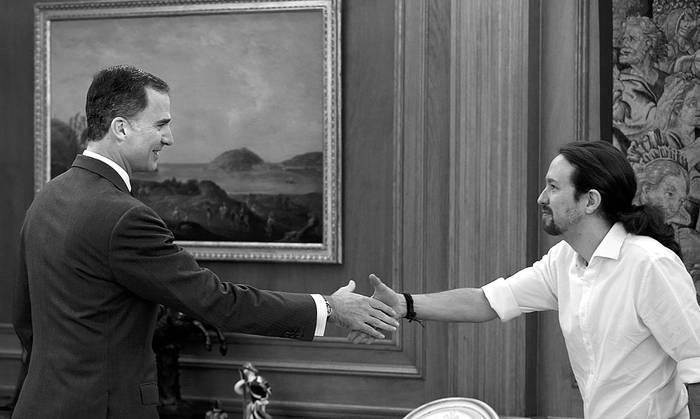 El rey Felipe VI recibe a Pablo Iglesias, líder de Podemos, durante la ronda de consultas para proponer
un candidato a la presidencia del Gobierno, el viernes en Madrid, España. Foto: Angel Díaz, Efe