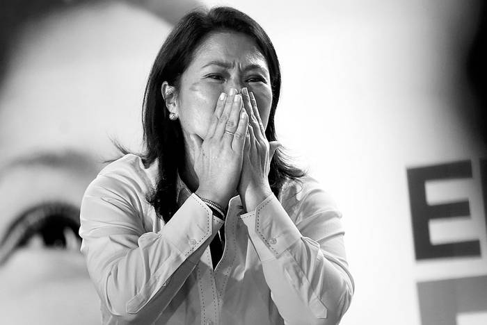 Keiko Fujimori durante una aparición frente a sus partidarios en momentos en que se conocieron
los resultados adversos en las elecciones nacionales. Foto: Luka Gonzales, Afp