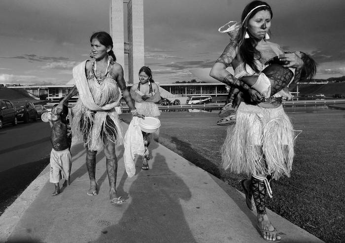 Indígenas frente al Palacio de Planalto, Brasilia. Foto: Antônio Cruz, agência brasil