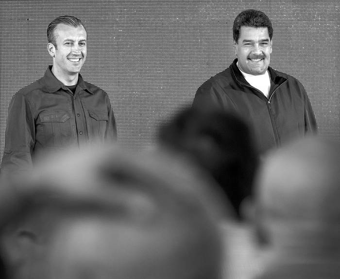 Nicolás Maduro (d), presidente venezolano, y su vicepresidente, Tareck el Aissami, en un acto con trabajadores de la petrolera estatal de PDVSA, en Caracas. Foto: Juan Barreto, AFP