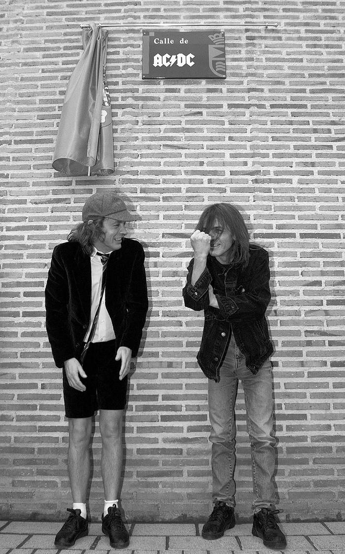Malcom Young (d) y su hermano Angus en la inauguración de la primer calle con el nombre de la banda AC/DC, en Leganes, España. Foto: Christophe Simon, AFP (archivo, marzo de 2000)