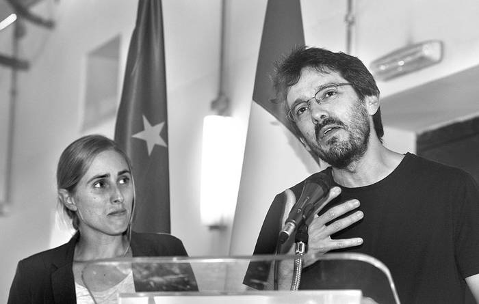 Sebastián Santana (d) y Valentina Cardellino, en la entrega de premios Paul Cézanne, ayer, en el Espacio de Arte Contemporáneo. Foto: Federico Gutiérrez
