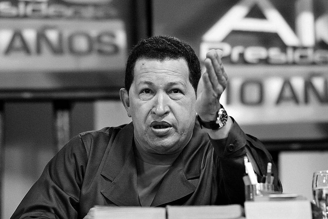 El presidente venezolano, Hugo Chávez, durante su programa dominical de radio y televisión, Alo Presidente, desde el palacio de Miraflores, en Caracas.
