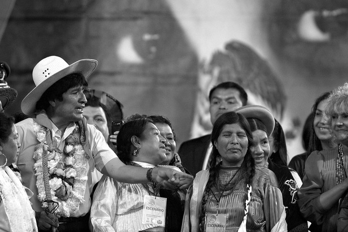 Evo Morales, junto a mujeres indígenas, el domingo, durante una visita a Ciudad de México donde reconoció a quienes luchan por alcanzar la "dignidad, igualdad y justicia" para los pueblos indígenas latinoamericanos.  · Foto: Efe, José Méndez