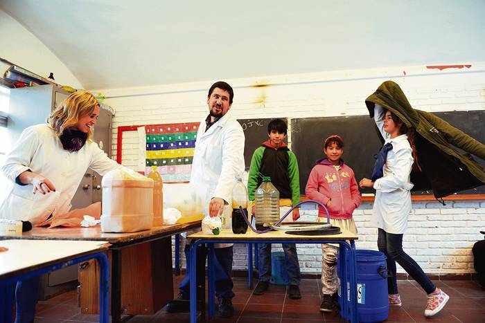 Sexto año de la escuela 319, República Popular China, del barrio Casavalle, haciendo Microorganismos Eficientes Nativos (MEN). Foto: Andrés Cuenca