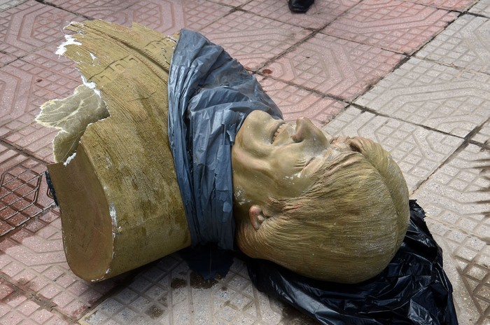 Busto del ex presidente boliviano Evo Morales después de que fue derribado por empleados del Ministerio de Deportes de Bolivia. · Foto: s/d de autor
