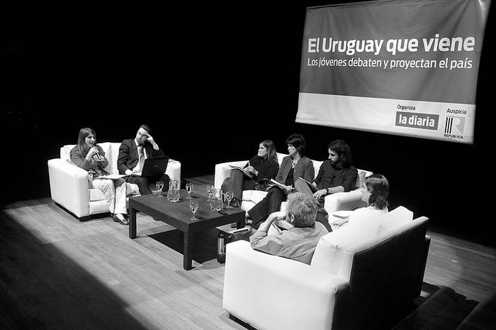 Reunion del ciclo de debates el Uruguay Que Viene, el viernes, en el Teatro Solis.  · Foto: Ricardo Antúnez