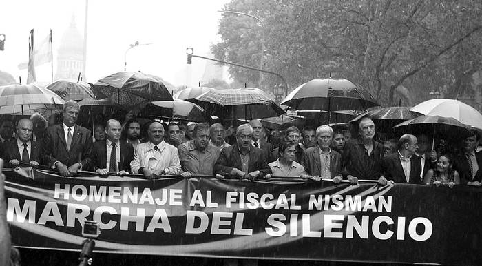“Marcha del silencio” en homenaje al fiscal Alberto Nisman, ayer, en Buenos Aires (Argentina). Foto: David Fernández, Efe