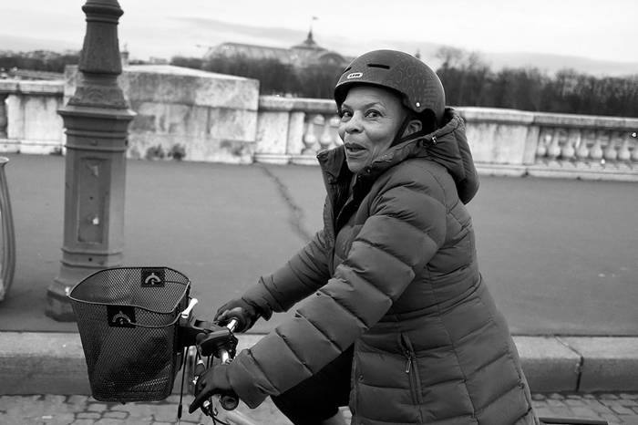 La ex ministra francesa de Justicia Christiane Taubira abandona en bicicleta el Ministerio de Justicia,
ayer, en París, Francia. Foto: Dominique Faget, Afp