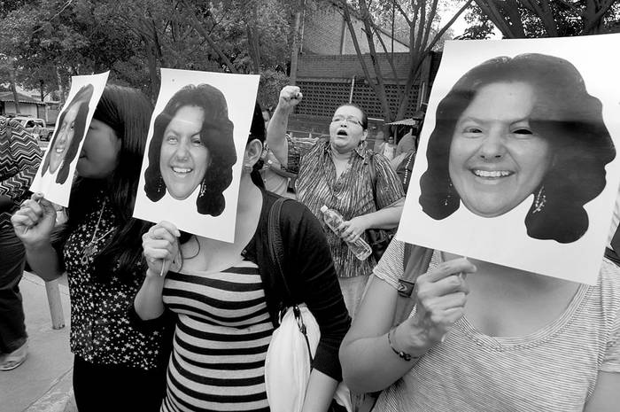 Protesta por el asesinato de la activista ambiental Berta Cáceres, ayer, en La Esperanza, Tegucigalpa. • Foto: Orlando Sierra, Afp