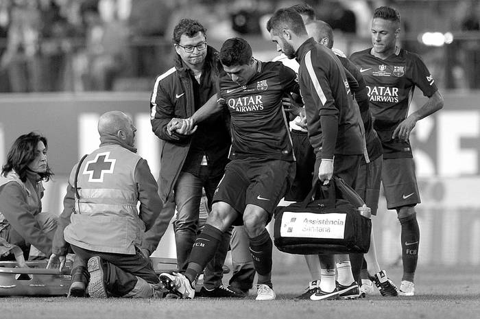 Luis Suárez, de Barcelona, se retira lesionado durante la final de la Copa del Rey, ayer, en el estadio Vicente Calderón de Madrid. Foto: Josep Lago, Afp