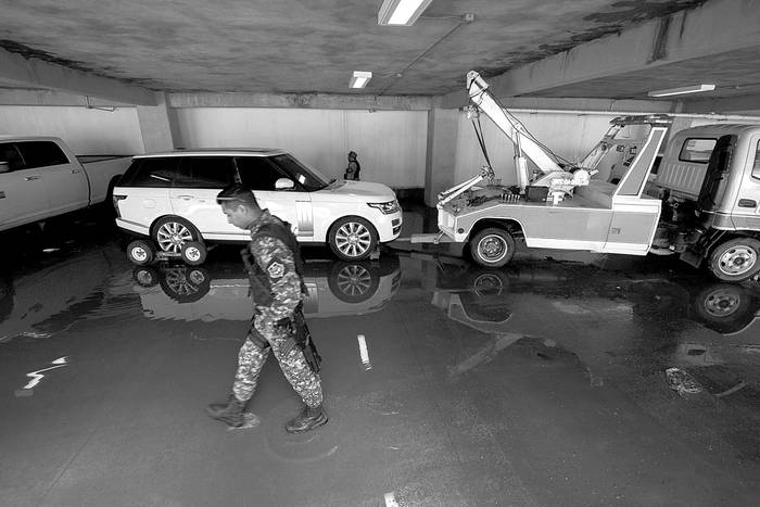 Policías del estado de Jalisco guardan el coche en el que viajaba Jesús Alfredo Guzmán. Foto: Héctor Guerrero