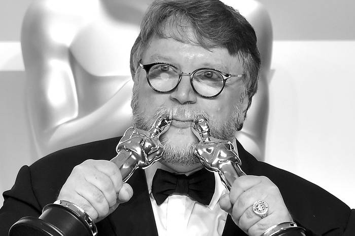 El director Guillermo del Toro, posa con los premios Oscar a la mejor película y al mejor director, ayer, en Hollywood, California. Foto: Frederic J. Brown, AFP