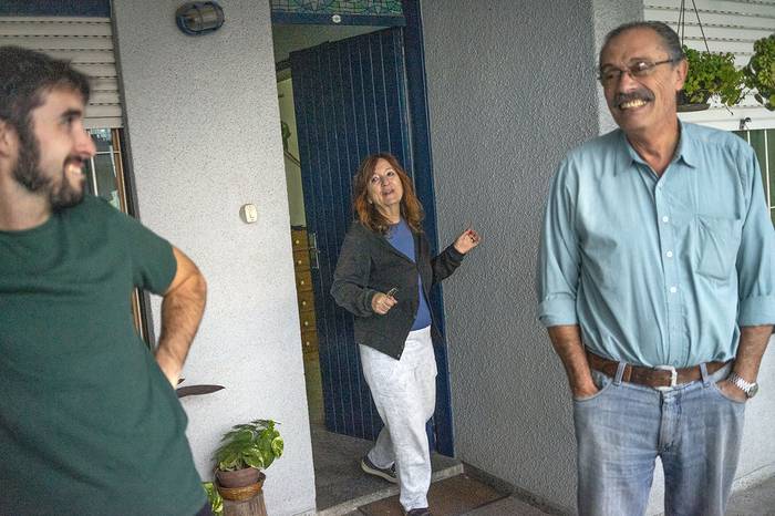 Martin Solsona, Ana Payotti, y Carlos Solsona, en su casa en Carrasco Norte.  · Foto: Mariana Greif