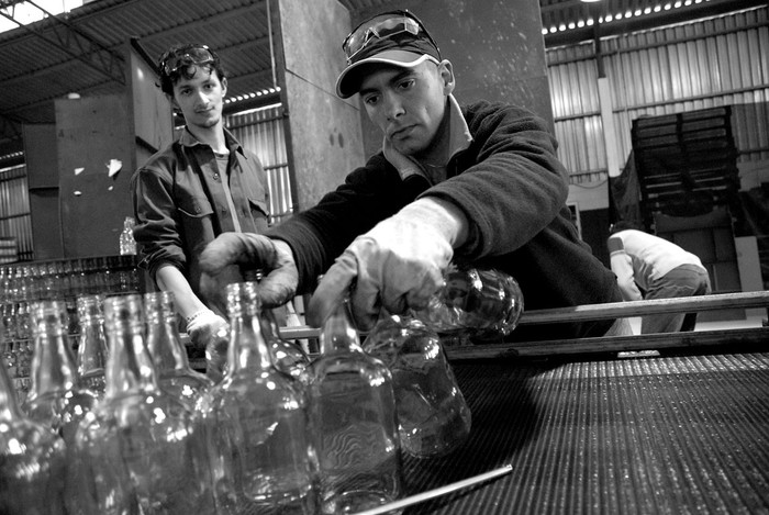 Trabajadores en la fábrica Envidrio. (archivo, agosto de 2008) · Foto: Javier Calvelo