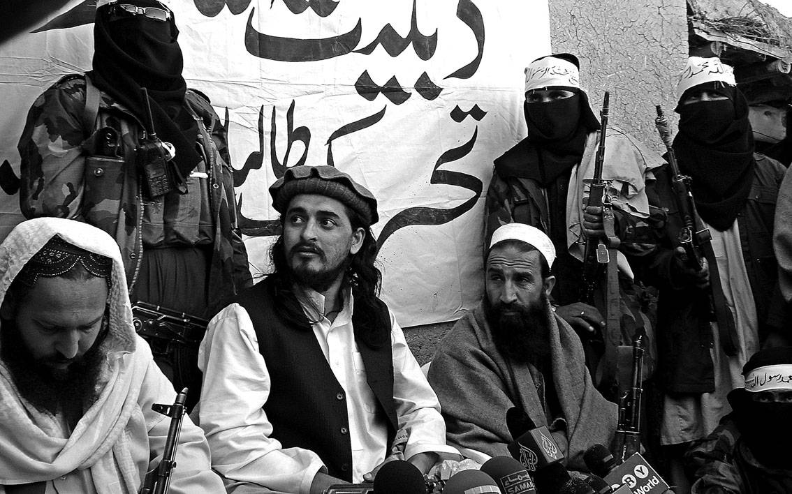 Hakimulá Mehsud (segundo, izq.), antiguo comandante del Movimiento Talibán Pakistán durante un encuentro con periodistas en Orakzai, cerca de al frontera con Afganistán 