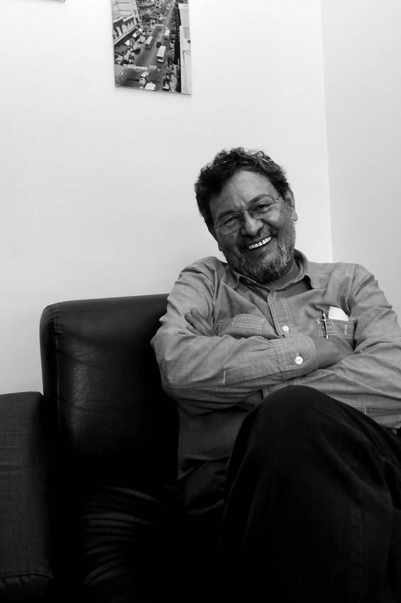 Élmer Mendoza, escritor mexicano, durante la entrevista con la diaria. / Foto: Sandro Pereyra