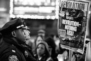  Manifestantes y policías durante una protesta, ayer, en Times Square, en Nueva York (EEUU). Foto: Porter Binks, Efe
