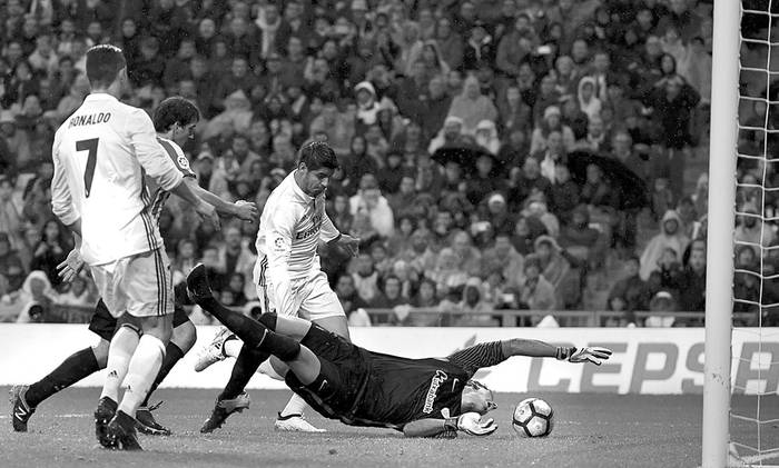 Álvaro Morata, de Real Madrid (C), anota un gol ante Athletic Club de Bilbao, ayer, en el estadio Santiago Bernabéu de Madrid. Foto: Curto De La Torre, AFP