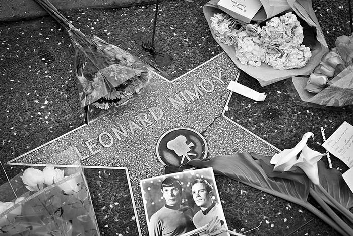 Flores y notas junto a la estrella de Leonard Nimoy, en el Paseo de la Fama de Hollywood. Foto: Stuart Palley, Efe