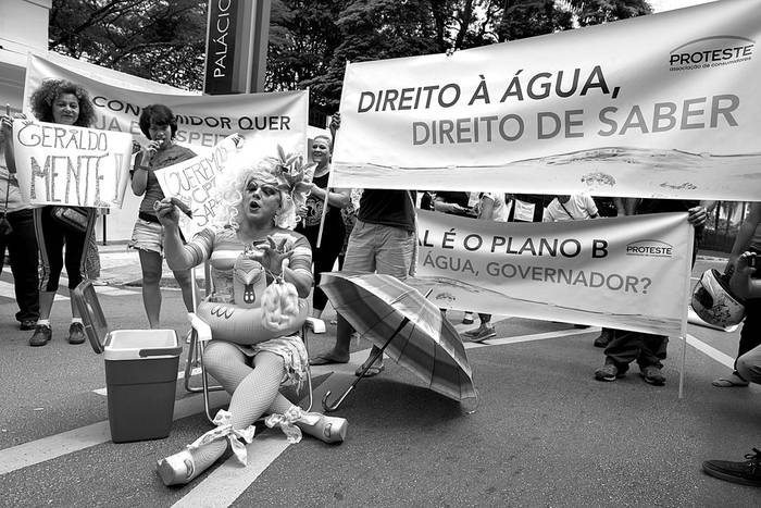 Protesta por la crisis hídrica, el lunes, frente el Palacio de los Bandeirantes, sede del gobierno del estado de San Pablo (Brasil).
Foto: Sebastião Moreira, Efe