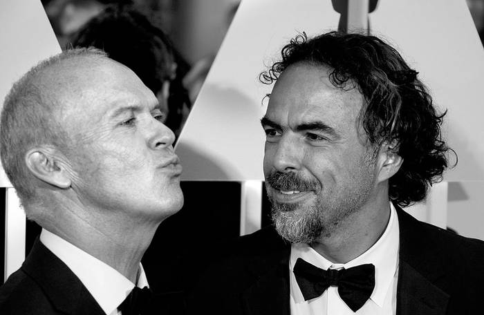 Michael Keaton y Alejandro González Iñárritu en la entrega de los premios Oscar, el domingo en Hollywood, Los Angeles, California (Estados Unidos). Foto: Armando Arorizo, Efe