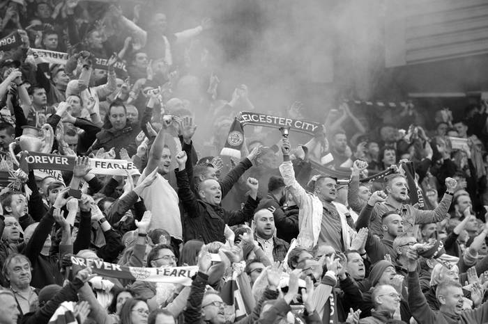 Aficionados de Leicester City celebran después del partido por la Premier League entre Manchester United y Leicester City, en el Old Trafford, en Manchester. / Foto: Oli Scarff, AFP