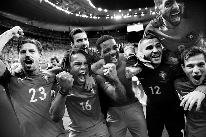 Los jugadores de Portugal festejan la conquista de la Euro 2016 tras ganarle a Francia
en la final, ayer en Saint-Denis, Francia. Foto: Martin Bureau, Afp