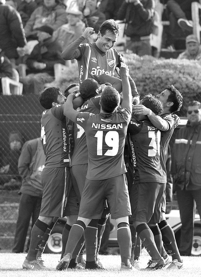 Martín Ligüera festeja, junto a sus compañeros de Nacional, el gol a Wanderers, el sábado en el Parque Viera. Foto: Santiago Mazzarovich