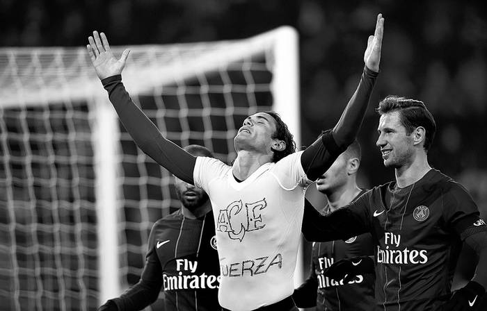 Edinson Cavani, de Paris Saint-Germain, festeja un gol a Angers mientras muestra una camiseta de apoyo al club Chapecoense , ayer, en el estadio Parque de los Príncipes, en París. Foto: Franck Fife, AFP