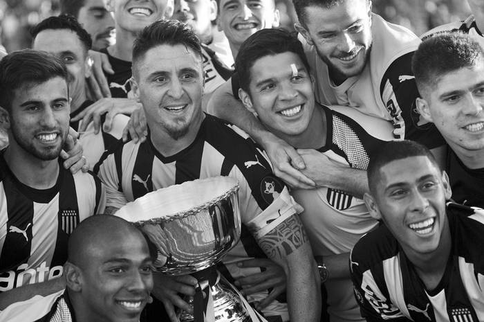 Jugadores de Peñarol festejan luego de ganar el Torneo Clausura, el sábado, en el estadio Luis Tróccoli. / Foto: Federico Gutiérrez