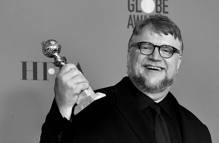 El director Guillermo del Toro posa con el Globo de Oro a mejor director, el 7 de enero, en Beverly Hills, California. Foto: Frederic J Brown, AFP
