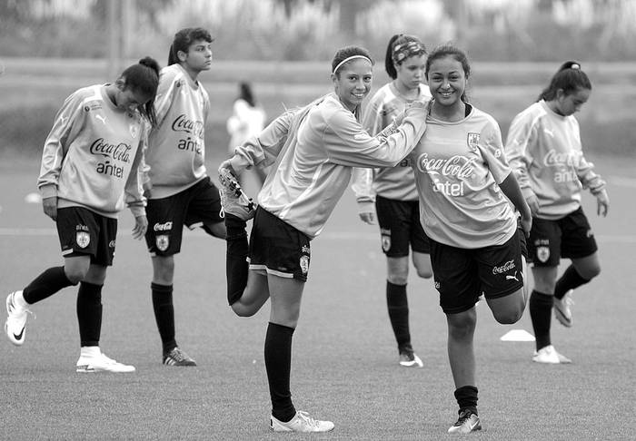 Ángela Gómez y Cecilia Gómez durante un entrenamiento de la selección sub 20. Foto: Sandro Pereyra (archivo, abril de 2016)