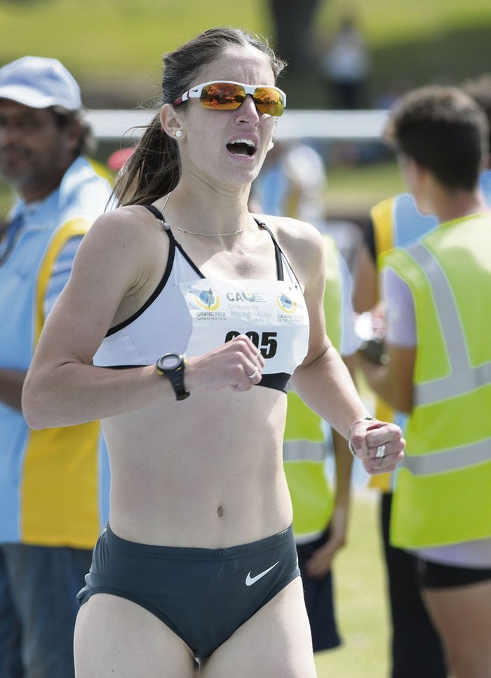 María Pía Fernández, tras la prueba de 3.000 metros, en el torneo internacional Darwin Piñeyrúa (archivo, marzo de 2017). · Foto: Sandro Pereyra
