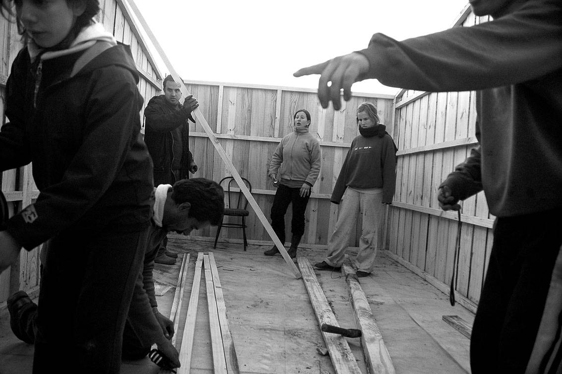 Jóvenes voluntarios de Un techo para mi país, trabajan en el asentamiento 3 de enero de Montevideo. (archivo, mayo de 2007)
