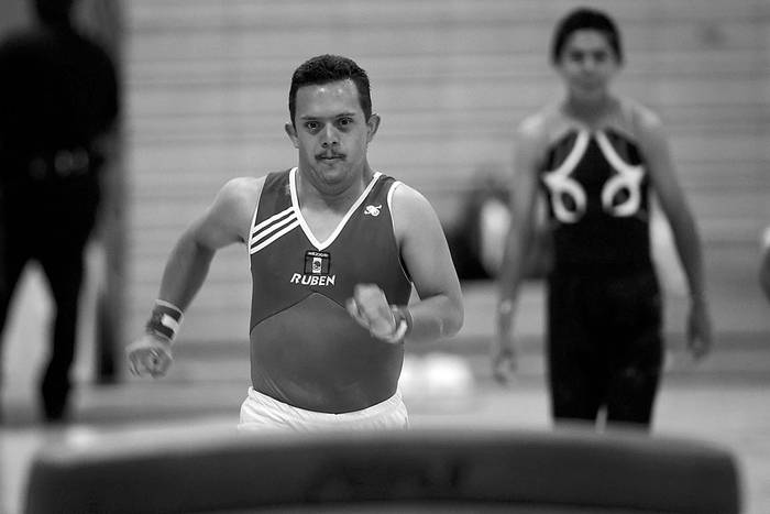 Rubén García, gimnasta mexicano, participa en una sesión de entrenamiento de las Olimpíadas Especiales, el miércoles, en Los Ángeles, California (Estados Unidos). Foto: Diego Azubel, Efe