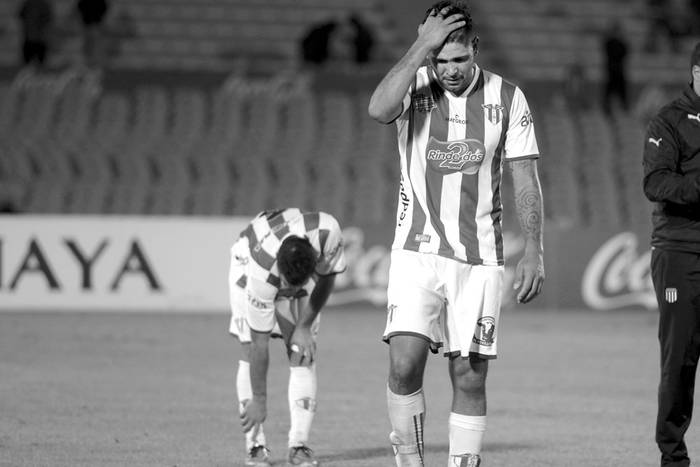 Jugadores de Villa Teresa, al final del partido con Peñarol, el sábado, en el estadio Centenario. Foto: Santiago Mazzarovich